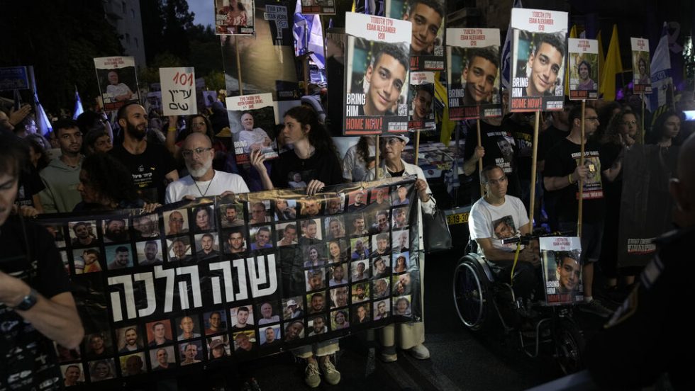 Από τη χθεσινή διαδήλωση συγγενών των ομήρων κοντά στο σπίτι του Νετανιάχου
